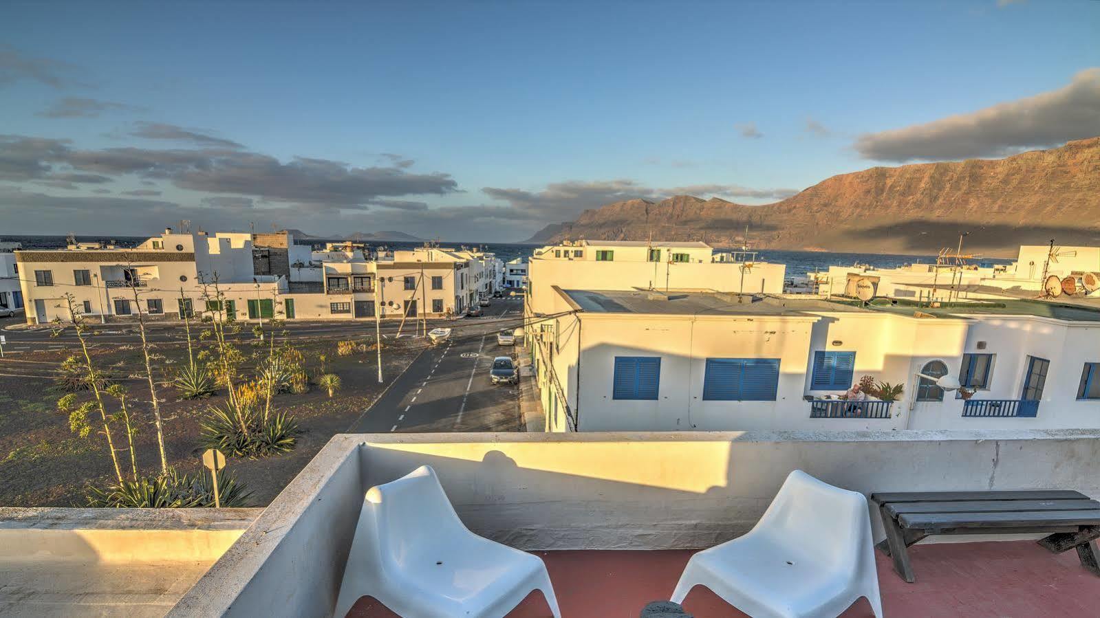 Red Star Surf & Yoga Camp Lanzarote Hostel Φαμάρα Εξωτερικό φωτογραφία