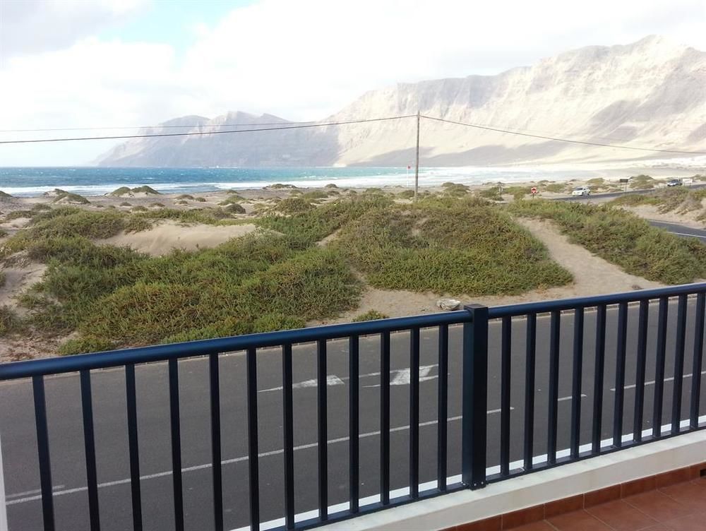 Red Star Surf & Yoga Camp Lanzarote Hostel Φαμάρα Εξωτερικό φωτογραφία
