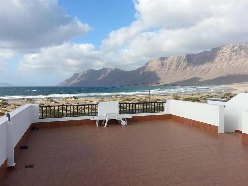 Red Star Surf & Yoga Camp Lanzarote Hostel Φαμάρα Εξωτερικό φωτογραφία